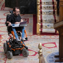 12/07/2022.- El portavoz de Unidas Podemos en el Congreso, Pablo Echenique, interviene desde el "foso" del hemiciclo durante el debate del estado de la nación. Alberto Ortega / Europa Press