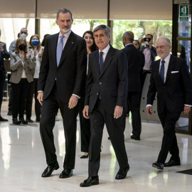 El Rey Felipe VI (i) y el presidente del Tribunal Constitucional, Pedro González-Trevijano (d), a su llegada al almuerzo con miembros y magistrados del Tribunal Constitucional, en la sede del Tribunal Constitucional, a 25 de abril de 2022,