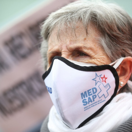 07/07/2022. Una mujer, con una mascarilla de la Mesa en Defensa de la Sanidad Pública, se manifiesta frente a la Asamblea de Madrid, a 24 de marzo de 2022, en Madrid.