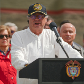 Fotografía del mandatario Gustavo Petro mientras ofrece una declaración en el Comando Aéreo de Transporte Militar CATAM, en Bogotá, a 15 de diciembre de 2022.