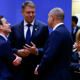 El primer ministro sueco Ulf Kristersson, el presidente rumano Klaus Werner Iohannis, el presidente búlgaro Rumen Radev y la primera ministra italiana Giorgia Meloni asisten a una cumbre de líderes de la Unión Europea en Bruselas, Bélgica, el 15 de di