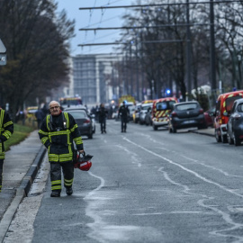 Los bomberos caminan en el barrio de Mas-Du-Taureau donde un incendio causó muchas víctimas, en Vaulx-en-Velin, al este de Lyon, sureste de Francia.