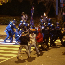 Imagen de las trifulcas en Washington entre partidarios y contrarios de Donald Trump.