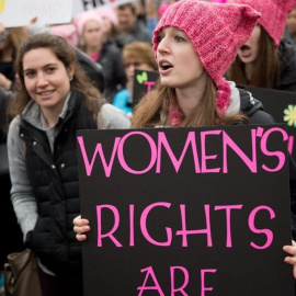 Una joven con una pancarta en Independence Avenue, en Washington./ EFE
