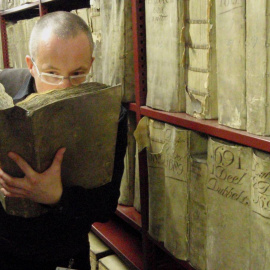 Odeuropa es la primera iniciativa europea que utiliza inteligencia artificial para investigar el olor como patrimonio cultural. Matija Strlic, profesor de Ciencias del Patrimonio del University College London, oliendo un libro antiguo en los Archivos Naci