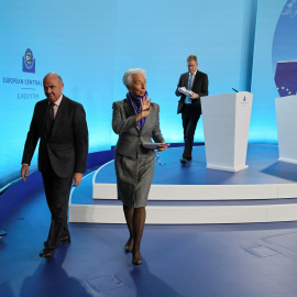 La presidenta del BCE, Christine Lagarde, y el vicepresidente, Luis de Guindos, aal acabar la rueda de prensa posterior a la reunión del Consejo de Gobierno de la entidad, en su sede en Fráncfort. R. — Wolfgang Rattay / REUTERS