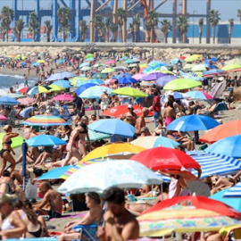 Bañistas y turistas disfrutan de un día en la playa de La Malagueta, este pasado mes de agosto.