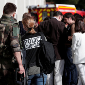 Policía de Francia en la zona donde se ha producido el atropello a los militares, en la localidad Levallois-Perret / REUTERS