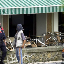 La Ertzaintza inspecciona el lugar del atentado en Getxo en 2003. EFE