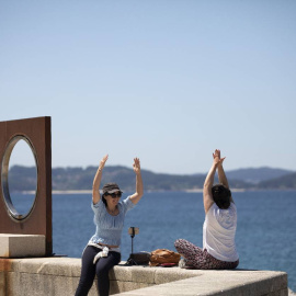 Dos mujeres hacen ejercicio en el paseo marítimo de la playa de Sanxenxo, a 4 de junio de 2021, en Sanxenxo, Pontevedra, Galicia,