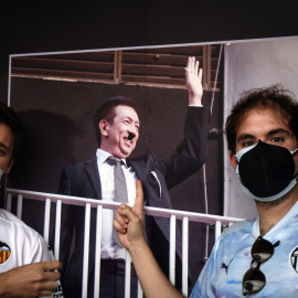 Aficionados del Valencia CF participan en una concentración, a 8 de mayo de 2021, en València.