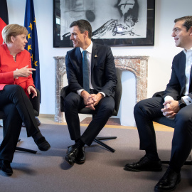 La canciller alemana, Angela Merkel, junto al presidente española, Pedro Sánchez, y el primer ministro griego, Alexis Tsipras.- REUTERS