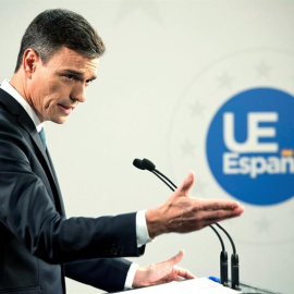 El presidente del Gobierno, Pedro Sánchez, durante la rueda de prensa desde Bruselas al término de su primera participación en un Consejo Europeo.- EFE/ Horst Wagner