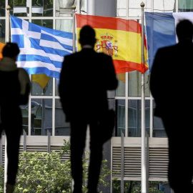 28/05/2013 - Fotografía que muestra tres siluetas situadas frente a las banderas de (i-d) Irlanda, Grecia, España y Francia, en el Parlamento Europeo en Bruselas, Bélgica, en una imagen de archivo. / EFE