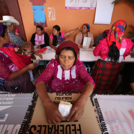 Una mujer deposita su voto en una colegio electoral de San Bartolomé de Quialana, México.- REUTERS/Jorge Luis Plata