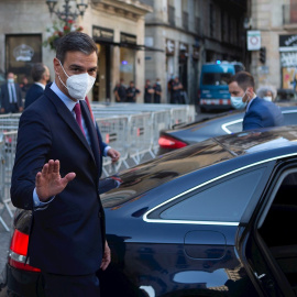 El presidente del Gobierno, Pedro Sánchez, a su salida del Palau de la Generalitat en Barcelona tras su encuentro con el president Pere Aragonés, previo a la reunión en la mesa de diálogo sobre Catalunya. EFE/Enric Fontcuberta