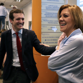 Los candidatos a presidir el Partido Popular, María Dolores de Cospedal y Pablo Casado, durante la presentación de avales, en la sede del partido en Madrid.EFE/JJ Guillén