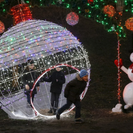 Varios niños juegan en un parque que está decorado con luces de navidad, en Kiev, Ucrania. REUTERS / Valentyn Ogirenko