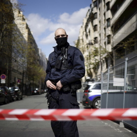Un agente de la Policía francesa acordona una calle cerca del hospital Henri Dunant en París, Francia