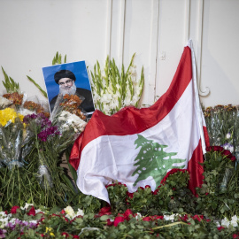 Un retrato del jefe de Hezbolá, Hassan Nasrallah, y flores y la bandera de Líbano en el lugar de un monumento conmemorativo instalado frente a la embajada de Líbano en Teherán (Irán), el 18 de septiembre .
