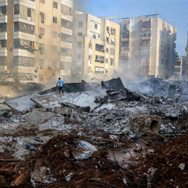 Escombros en el lugar del ataque aéreo israelí que mató al comandante Ali Karaki y al líder del Hezbolá proiraní, Hassan Nasrallah.