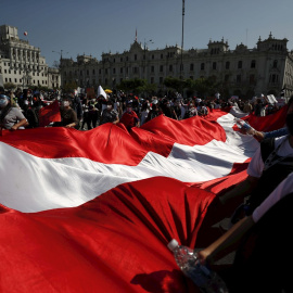 14/11/2020.- Manifestantes participan en una multitudinaria marcha de protesta en la plaza San Martín de Lima (Perú).