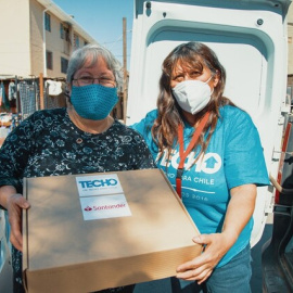 Banco Santander impulsa un programa en Chile para apoyar emprendimientos, especialmente de mujeres, capacitándolas en conceptos y habilidades básicas de informática.