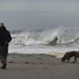 Olas superiores a 8 metros en Playas de Riazor y Orzán, en A Coruña, Galicia (España).