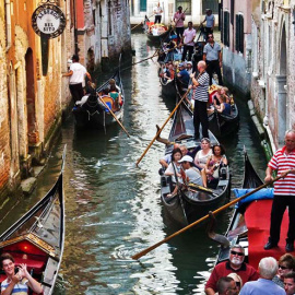 Góndolas repletas de turistas circulan por un canal de Venecia /Architecture and Design