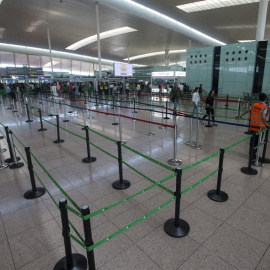 El Prat soporta hoy colas menos intensas, en una jornada decisiva para desbloquear el conflicto. / EFE
