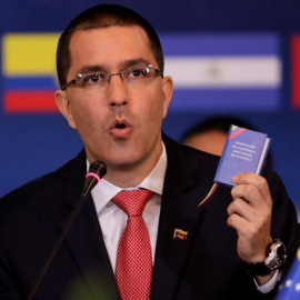 El ministro de Asuntos Exteriores de Venezuela, Jorge Arreaza, levanta la Constitución venezolana en una intervención en una reunión de la alianza ALBA-TCP en Caracas REUTERS / UESLEI MARCELINO