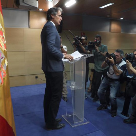 El ministro de Fomento, Íñigo de la Serna, durante la rueda de prensa ofrecida esta tarde al término de la asamblea de trabajadores de Eulen. EFE/Kiko Huesca