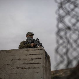 01/08/2022 Un soldado israelí armado hace guardia en su puesto después de que se desplegaran soldados israelíes para evitar que los trabajadores palestinos cruzaran ilegalmente a Israel.