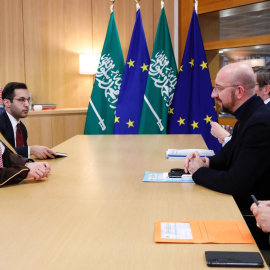El presidente del Consejo Europeo, Charles Michel (R), se reúne con el Ministro de Estado de Relaciones Exteriores de Arabia Saudita, Adel Al-Jubeir