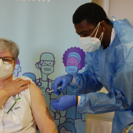 Pla general de la primera professional sanitària en rebre la segona dosi de la vacuna a la residència la Creu de Palau de Girona.
