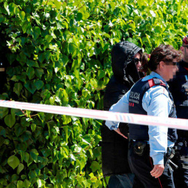 Los Mossos d'Esquadra trasladan a Rosa P., la guardia urbana de Barcelona acusada de matar a su expareja junto a un compañero del cuerpo en Vilanova i la Geltrú. EFE/SUSANNA SÁEZ