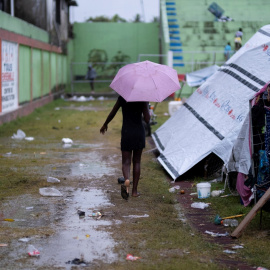 Una mujer camina en un campamento improvisado en Les Cayes, tras el  terremoto del pasado fin de semana en Haití. REUTERS / Ricardo Arduengo