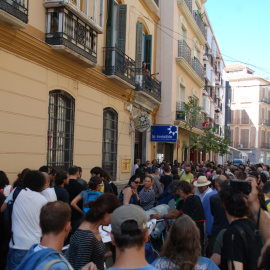 Centenares de personas se concentran para reclamar la gestión directa de la Casa Invisible.