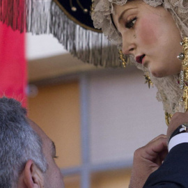 Acto de imposición de la medalla al Mérito Policial a la virgen María Santísima del Amor. /EFE