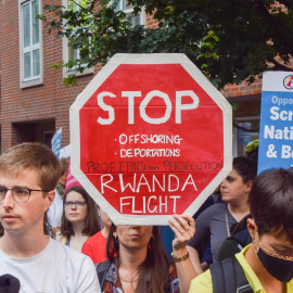 Imagen de archivo de una manifestación en Londres contra los planes del Gobierno conservador de enviar solicitantes de asilo a Ruanda.