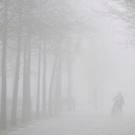 Nieblas espesas localmente persistentes en seis provincias.