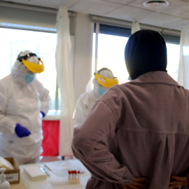 Una persona esperant per fer-se una prova PCR al CAP de Palafrugell.