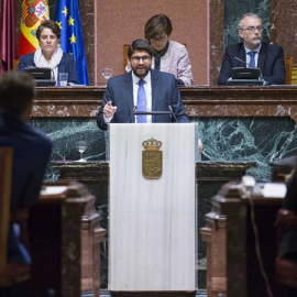 El candidato del PP a la presidencia de la Comunidad Autónoma de Murcia, Fernando López Miras, durante su intervención en la primera sesión del debate de investidura en la Asamblea Regional de Murcia. EFE/Marcial Guillén