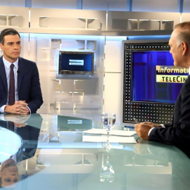 El presidente del Gobierno en funciones, Pedro Sánchez, durante la entrevista concedida a los Informativos de Telecinco. /EFE