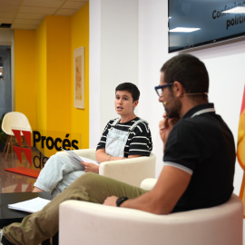 Els portaveus del Grup Motor, Maria Gordillo i Non Casadevall, en la conferència política a la seu de la CUP de Barcelona.