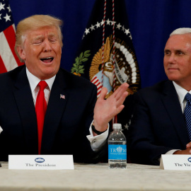 El presidente estadounidense Donald Trump habla con la presa junto al vicepresidente Mike Pence en su complejo de golf en Bedminster, New Jersey REUTERS/Jonathan Ernst