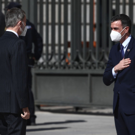 23/02/2021.- El presidente del Gobierno, Pedro Sánchez, saluda al rey Felipe VI a su llegada al acto con motivo del 40 aniversario del 23F celebrado en el Congreso. Eduardo Parra / Europa Press