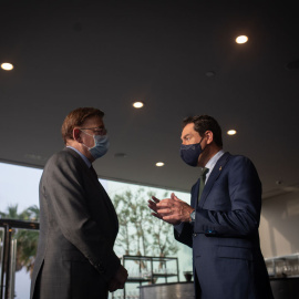 17/06/2021.- El presidente de la Junta de Andalucía, Juan Manuel Moreno Bonilla, habla con el presidente de la Comunitat Valenciana, Ximo Puig, durante la segunda jornada de la XXXVI Reunión del Cercle d"Economia. David Zorrakino / Europa Press