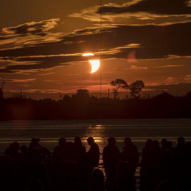 Un grupo de personas observan el eclipse solar en Porto Alegre (Brasil). En este país el eclipse fue parcial. EFE