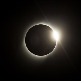El sol queda cubierto por la luna durante el eclipse solar total, este martes, desde el Observatorio de La Silla. EFE